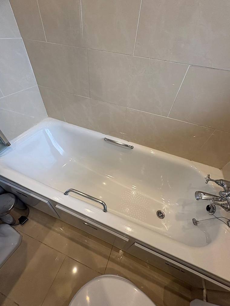 The bath and tiling