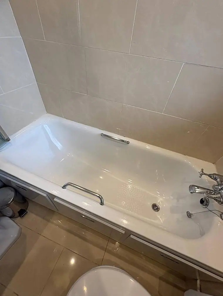 The bath and tiling