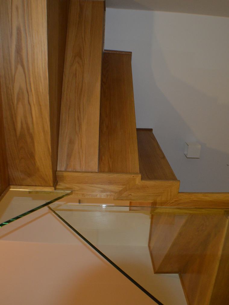 Oak treads and frameless glass detail